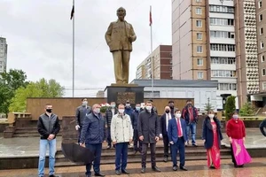 Các đại biểu trong Lễ dâng hoa tại Tượng đài Chủ tịch Hồ Chí Minh.