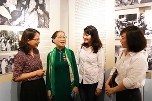 Anh hùng Lực lượng vũ trang nhân dân Trương Thị Khuê kể chuyện về Bác Hồ cho các bạn trẻ.