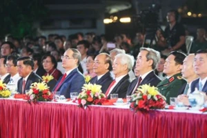 Thủ tướng Nguyễn Xuân Phúc và các đại biểu tham dự chương trình tại điểm cầu Bến Nhà Rồng, TP Hồ Chí Minh. Ảnh: THANH VŨ (TTXVN)