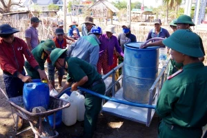 Gần 200 hộ dân ở hai thôn Dân Hiệp và Dân Lễ, xã Thuận Hòa, huyện Hàm Thuận Bắc được Bộ CHQS tỉnh Bình Thuận cấp nước sinh hoạt miễn phí.