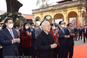 Tổng Bí thư, Chủ tịch nước Nguyễn Phú Trọng dâng hương tưởng niệm các bậc tiền nhân tại Điện Kính Thiên - Khu di tích Hoàng thành Thăng Long. (Ảnh: TTXVN)