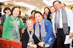 Chủ tịch Quốc hội Nguyễn Thị Kim Ngân đến dự họp mặt nhân kỷ niệm 60 năm phong trào Đồng khởi (Bến Tre). Ảnh: TRỌNG ĐỨC (TTXVN)