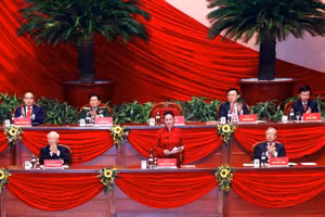 Đồng chí Nguyễn Thị Kim Ngân, Ủy viên Bộ Chính trị khóa XII, Chủ tịch Quốc hội nước Cộng hòa xã hội chủ nghĩa Việt Nam thay mặt Đoàn Chủ tịch và toàn thể Đại hội cảm ơn các chính đảng, tổ chức và bạn bè quốc tế đã gửi điện, thư chúc mừng Đảng Cộng sản Việt Nam và Đại hội XIII của Đảng. 