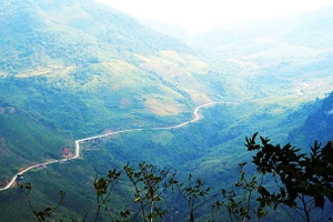 QL 16 đoạn qua bản Huồi Cọ, xã Nhôn Mai, huyện Tương Dương và đường lên bản Huồi Cọ. Ảnh: NHẬT LÂN