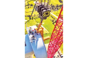 Lắp đặt trụ điện gió tại Nhà máy Ðiện gió Trung Nam tại Ninh Thuận do Trung Nam Group đầu tư.