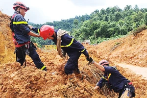 Lực lượng cứu nạn cứu hộ vượt bùn lầy lên Thủy điện Rào Trăng 3.