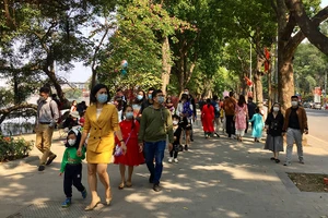 Khách du lịch đến hồ Hoàn Kiếm dịp Tết Nguyên đán.