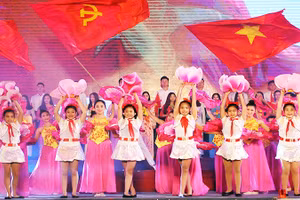Hát mừng Đảng quang vinh. Ảnh: ĐĂNG KHOA