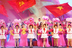 Hát mừng Đảng quang vinh. Ảnh: ĐĂNG KHOA