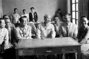 Chủ tịch Hồ Chí Minh nói chuyện với các đại biểu trí thức Quốc hội khóa III. Ảnh: MAI NAM