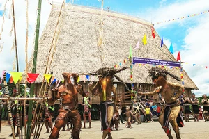 Những thanh niên khỏe mạnh phải “biến hóa” làm sao để lũ làng không ai nhận ra.