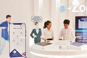 Khách hàng trải nghiệm dịch vụ e-Zone tại Ngân hàng Ðầu tư và Phát triển Việt Nam (BIDV). Ảnh: Ðăng Anh