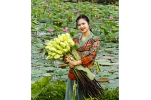 Phạm Thị Diệu Huyền và những bông sen cổ trắng sau khi trồng, nhân giống thành công.