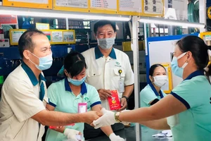 Đại diện Công đoàn Công ty cổ phần TaeKwang Vina lì xì đầu năm cho công nhân.