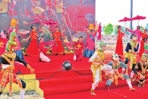 Tiết mục hội xuân của các dân tộc anh em ở Sóc Trăng trong dịp chào mừng năm mới.