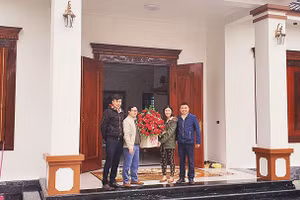 Cán bộ NHCSXH huyện Quỳ Hợp mừng nhà mới gia đình anh Bùi Đức Kiên ở Khối 11, thị trấn Quỳ Hợp, được vay vốn của NHCSXH làm nhà ở theo Quyết định 100/CP.