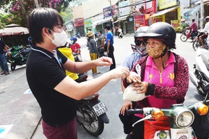 Anh Hoàng Tuấn Anh tham gia chia sẻ gạo đến bà con khó khăn trong dịch Covid-19.