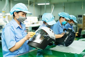 Sản xuất mũ cách ly di động Vihelm. Ảnh: Nhân vật cung cấp