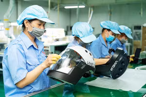 Sản xuất mũ cách ly di động Vihelm. Ảnh: Nhân vật cung cấp