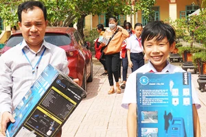 Niềm vui của thầy và trò Trường THCS Triệu Sơn (Triệu Phong, Quảng Trị) khi nhận được món quà từ nhóm thiện nguyện. Ảnh: NGỌC HẢI