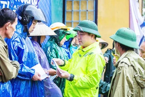 Chuyển quà cứu trợ đồng bào bị lũ lụt miền trung. Ảnh:TC MOTOR