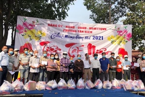 Trao quà Tết cho gia đình chính sách ở TP Biên Hòa, Đồng Nai (Ảnh: Thiên Vương).