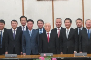 Tổng Bí thư, Chủ tịch nước Nguyễn Phú Trọng với các đại biểu dự Lễ công bố quyết định về công tác cán bộ.