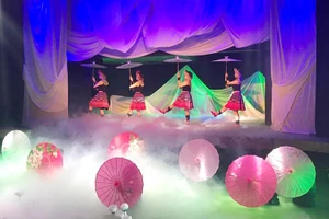 Cảnh trong vở Trăng đất Việt của Nhà hát Múa rối Việt Nam. Ảnh: HÀ AN