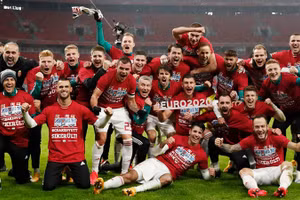 Các cầu thủ Hungary ăn mừng khi giành suất tham dự vòng chung kết EURO 2020.