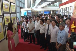 Công chúng đến với triển lãm.