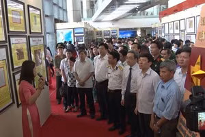 Công chúng đến với triển lãm.
