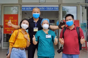 Nguyễn Thu Hằng (áo vàng) và các đồng nghiệp tại cơ sở điều trị bệnh nhân Covid-19 ở Đà Nẵng.