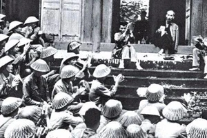 Bác Hồ về thăm Đền Hùng và nói chuyện với Đại đoàn Quân Tiên Phong tại Đền Giếng (Ảnh tư liệu)