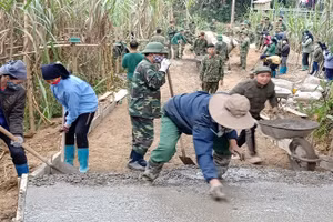 Cán bộ, chiến sĩ Bộ Chỉ huy quân sự tỉnh Bắc Kạn giúp người dân xã Xuân Lạc, huyện Chợ Đồn (Bắc Kạn) làm đường nông thôn mới. 