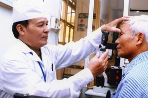 Tận tình chăm sóc sức khỏe cho nhân dân. Ảnh: TTXVN.