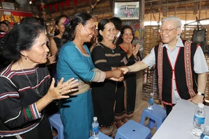 Tổng Bí thư Nguyễn Phú Trọng thăm, nói chuyện với bà con thôn Kon Rơ Bang 2, xã Vinh Quang, TP Kon Tum tại nhà rông của thôn, tháng 4-2017. (Ảnh: Trí Dũng/TTXVN)