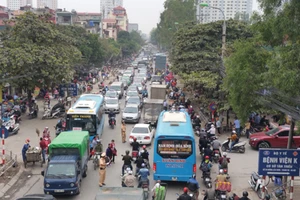 Tuyến đường đường 70 đoạn Hà Đông - Văn Điển thường xuyên bị ùn tắc vào giờ cao điểm. (Ảnh: NAM KHÁNH).