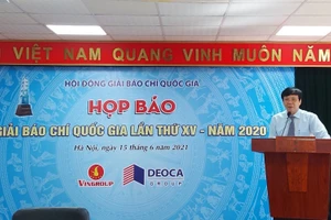 Phó Chủ tịch Thường trực Hội Nhà báo Việt Nam, Phó Chủ tịch Hội đồng Giải Báo chí quốc gia lần thứ XV năm 2020 Hồ Quang Lợi phát biểu tại buổi họp báo.