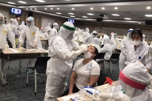 Ban Quản lý KCX-KCN TP Hồ Chí Minh phối hợp Trung tâm y tế lấy mẫu xét nghiệm sàng lọc Covid-19 ngẫu nhiên tại một công ty ở KCX Tân Thuận (quận 7, TP Hồ Chí Minh).