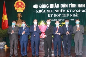 Đồng chí Phạm Gia Túc, Bí thư Tỉnh ủy Nam Định chúc mừng các đồng chí vừa được bầu giữ các chức danh chủ chốt Hội đồng nhân dân tỉnh khóa 19, nhiệm kỳ 2021-2026.