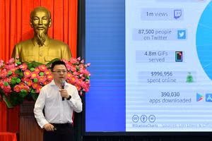  Tổng Biên tập Báo Nhân Dân Lê Quốc Minh chia sẻ với cán bộ, phóng viên tại lễ kỷ niệm 96 năm Ngày Báo chí Cách mạng Việt Nam.