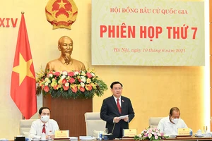 Chủ tịch Quốc hội, Chủ tịch Hội đồng Bầu cử quốc gia Vương Đình Huệ phát biểu ý kiến tại phiên họp.