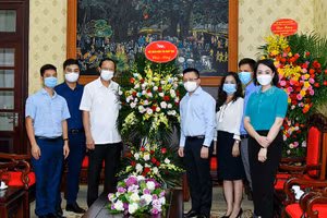 Lãnh đạo Bộ Giáo dục và Đào tạo chúc mừng Báo Nhân Dân nhân dịp 21-6. Ảnh: DUY LINH