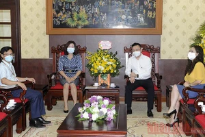 Đoàn Học viện Báo chí và Tuyên truyền tới thăm và chúc mừng Báo Nhân Dân nhân ngày 21-6. (Ảnh: ĐĂNG KHOA)