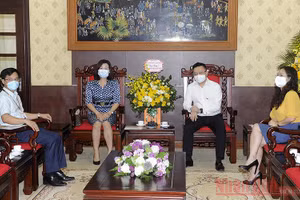 Đoàn Học viện Báo chí và Tuyên truyền tới thăm và chúc mừng Báo Nhân Dân nhân ngày 21-6. (Ảnh: ĐĂNG KHOA)