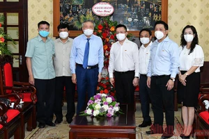 Đồng chí Nguyễn Hòa Bình, Ủy viên Bộ Chính trị, Bí thư Trung ương Đảng, Chánh án Tòa án Nhân dân tối cao chúc mừng tập thể những người làm Báo Nhân Dân. (ẢNH: THỦY NGUYÊN)