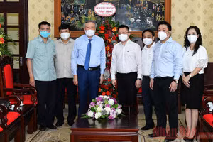 Đồng chí Nguyễn Hòa Bình, Ủy viên Bộ Chính trị, Bí thư Trung ương Đảng, Chánh án Tòa án Nhân dân tối cao chúc mừng tập thể những người làm Báo Nhân Dân. (ẢNH: THỦY NGUYÊN)