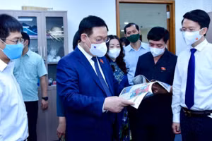 Chủ tịch Quốc hội Vương Đình Huệ xem ấn phẩm của báo Đại biểu nhân dân.