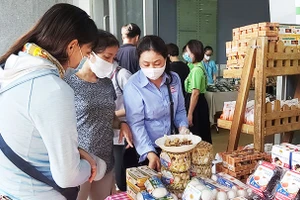 Do dịch bệnh nên các hộ gia đình tích trữ nhiều trứng cho bữa ăn.