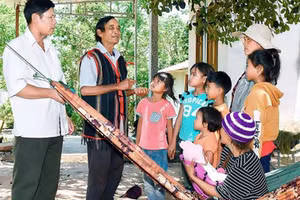 Già làng Srôi (thứ hai từ trái sang) luôn gần gũi với người dân.